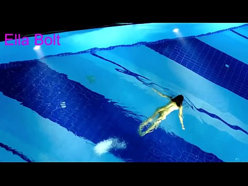 ❤️ Ùn possu micca piantà di fighjulà, ghjovana bionda catturata nuda in piscina ELLA BOLT ❤ Video porno à noi ﹏