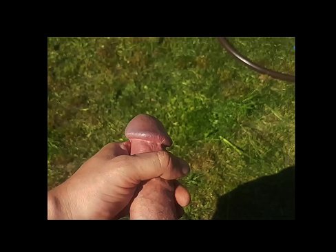 ❤️ Hottie si fa scopare a figa rosa è cums cun un squirt in un giardinu d'estate ❤ Video porno à noi ﹏