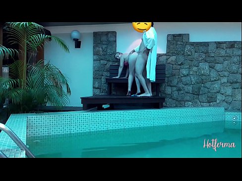 ❤️ Boss invita a cameriera à a piscina, ma ùn pudia resiste à un caldu ❤ Video porno à noi ﹏