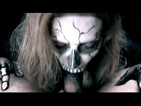 ❤️ Ragazza demonia chì succhia u cazzo cù a so bocca nera è ingoia cum. ❤ Video porno à noi ﹏