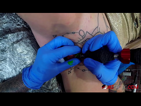 ❤️ Sully Savage, hottie estremamente tatuata, hà fattu un tatuatu nantu à u clitoris ❤ Video porno à noi ﹏